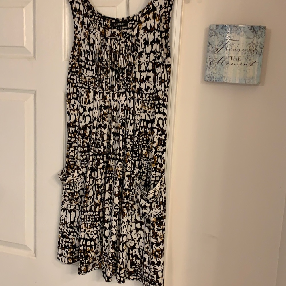 This sleeveless dress is in black,brown and cream.